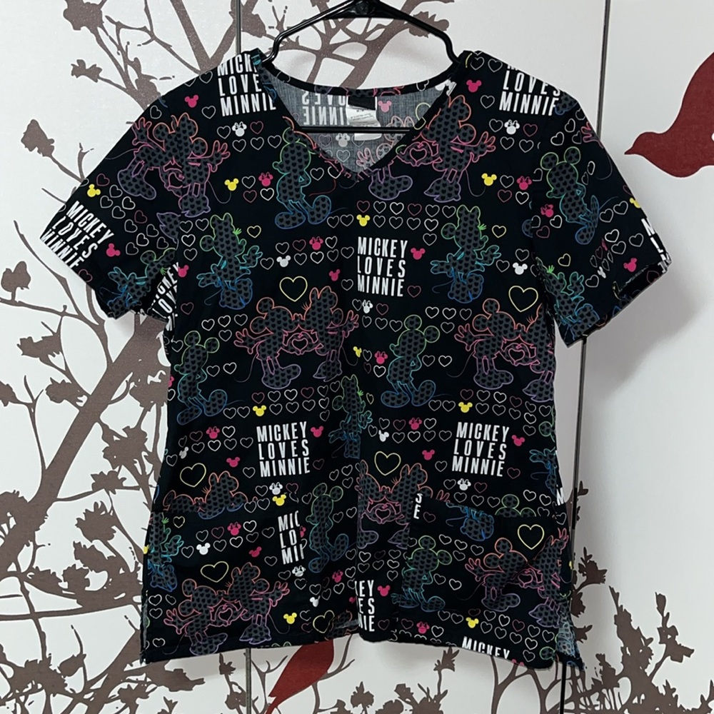DISNEY Mickey Loves Minnie Size Med W/Front Pockets Scrub Top (T-Shirt) NWOT $55